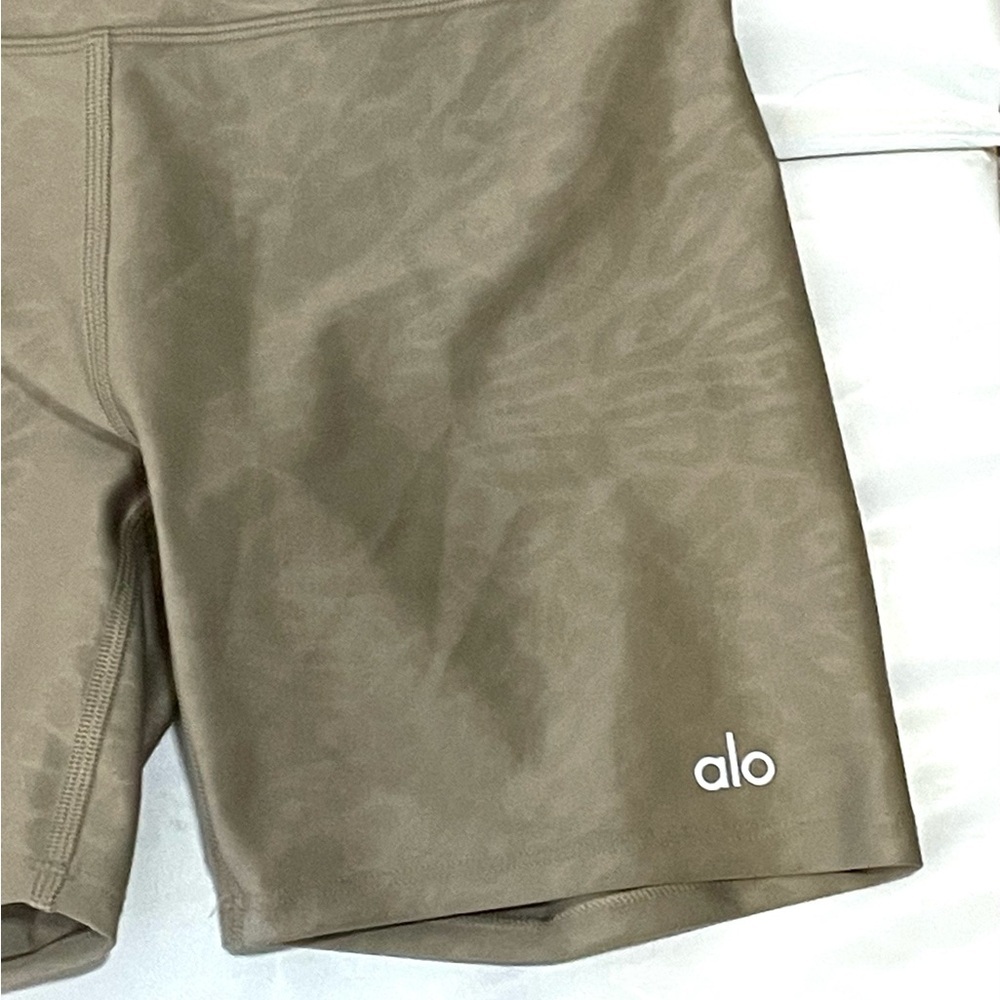 ALO Yoga Women's Leopard Print Tan Light Brown Bike Shorts XS - Picture 2 of 5
